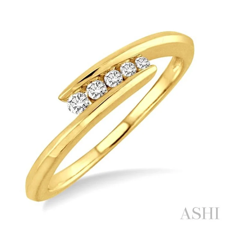 1/10 Ctw Round Cut Diamond Journey Ring in 10K Yellow Gold